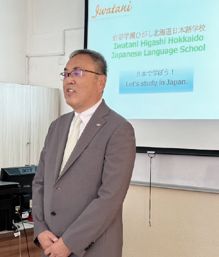 岩谷学園ひがし北海道日本語学校校長による説明の様子